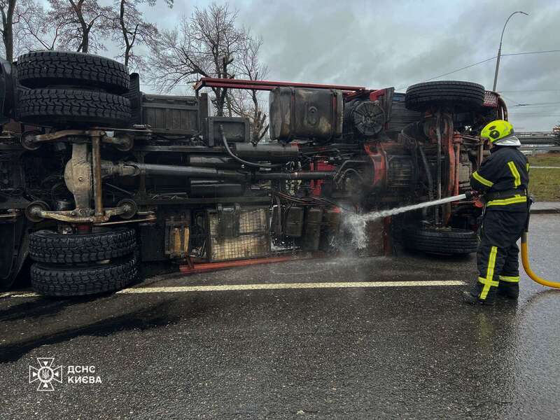 У Києві на проспекті Глушкова перекинулась вантажівка, є постраждала. Подробиці та фото dqxikeidqxitkant