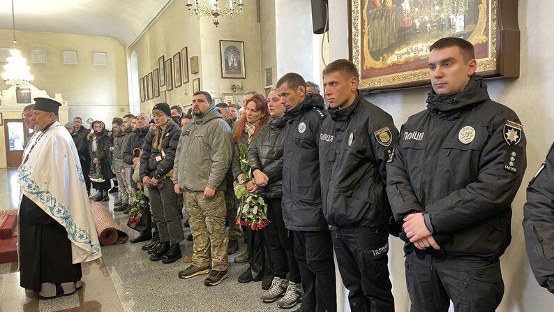 За тиждень йому мало виповнитися 24 роки: у Полтаві попрощалися із сержантом поліції, який загинув у боях на Донеччині. Фото