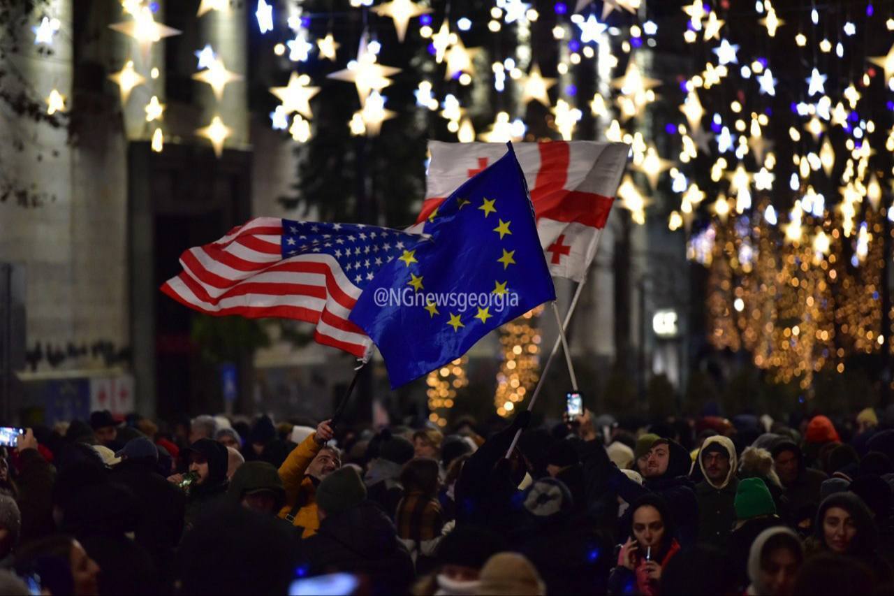 У столиці Грузії тривають протести проти правлячої партії: до акції студентів приєднались викладачі вишів. Відео dqxikeidqxitkant