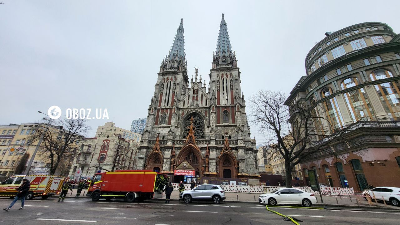 В Киеве в результате обстрела был поврежден костел Святого Николая. Фото и видео