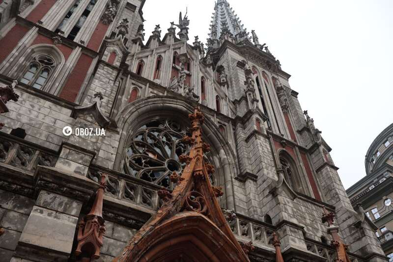 В Киеве в результате обстрела был поврежден костел Святого Николая. Фото и видео