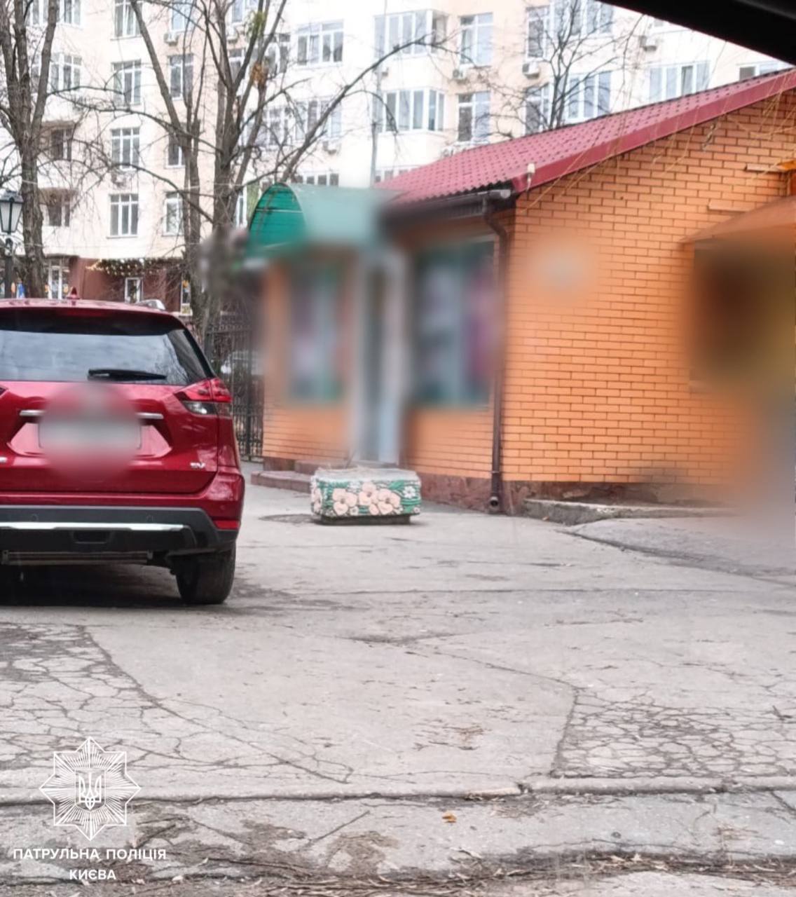 В Киеве водительница сбила женщину и скрылась с места аварии. Подробности и фото