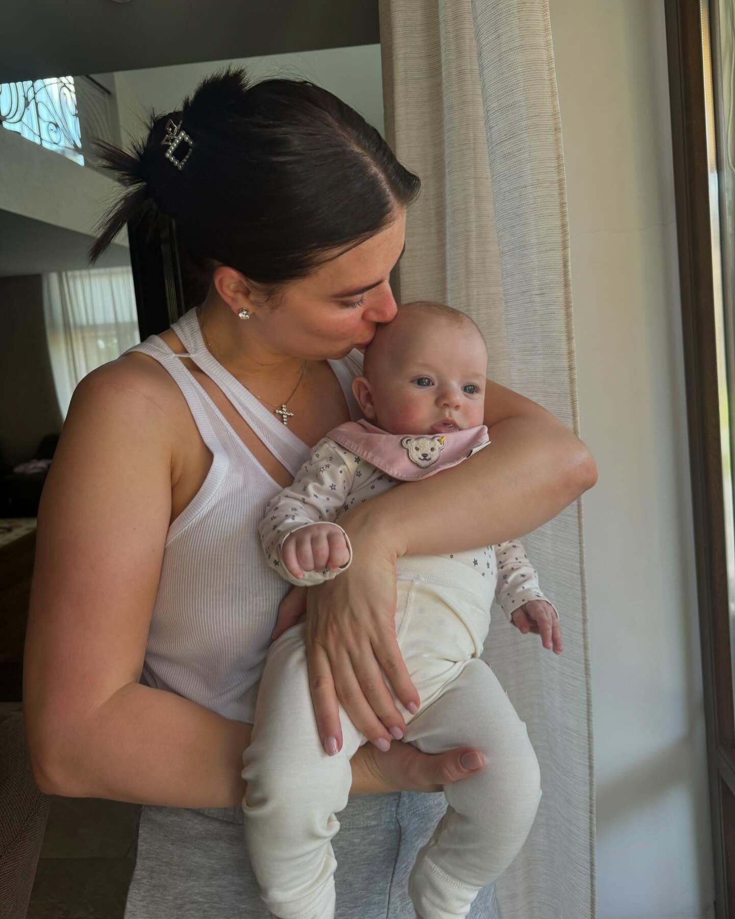 Дружина Усика виклала спільні фотографії з роздягальні чоловіка після бою з Ф’юрі