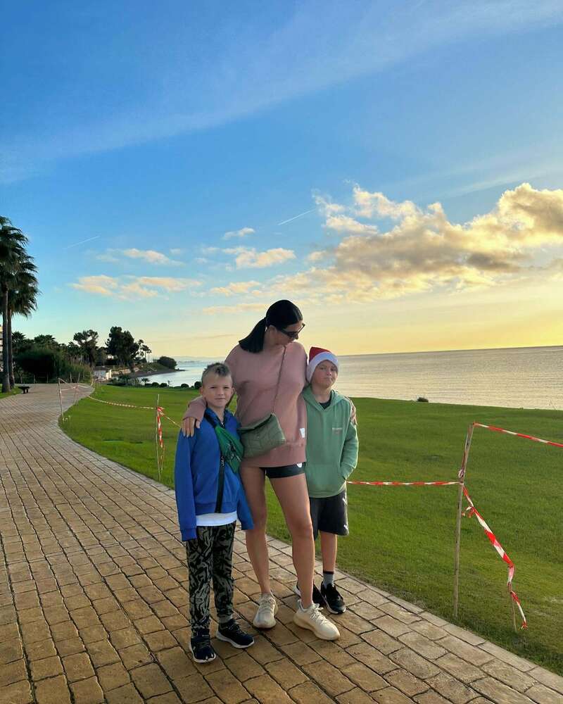 Дружина Усика виклала спільні фотографії з роздягальні чоловіка після бою з Ф’юрі