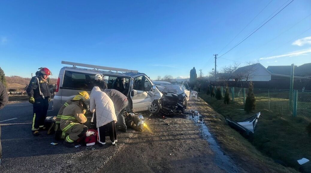 На Прикарпатті сталася жахлива ДТП за участю Jaguar і мікроавтобуса: багато постраждалих. Фото і відео dqxikeidqxitkant