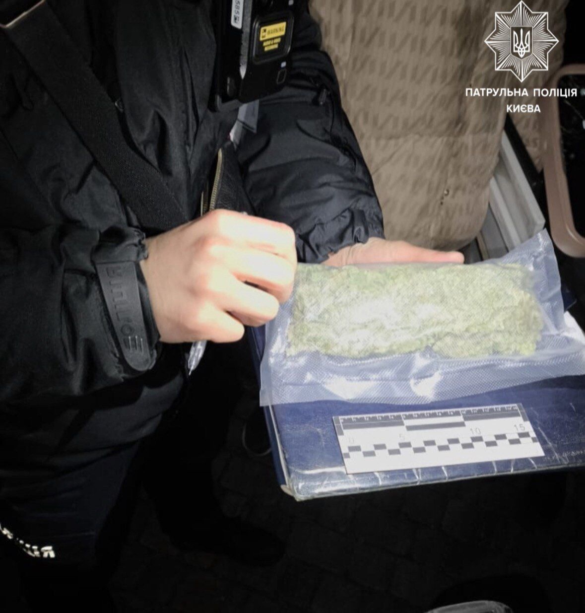 Скоїв ДТП та втік: у Києві в порушника ПДР знайшли наркотики та гранату в салоні авто. Фото dqxikeidqxitkant