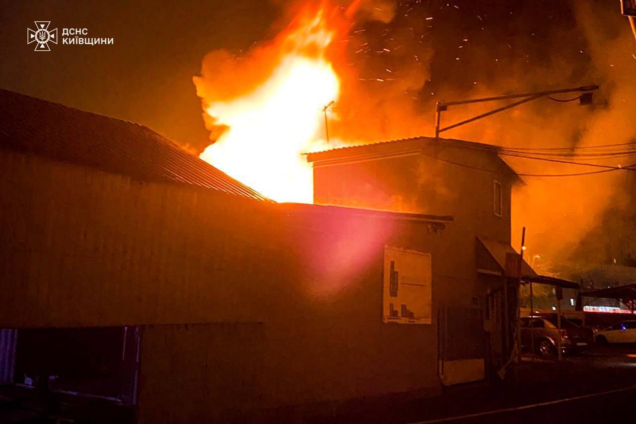 Під Києвом сталася масштабна пожежа на території СТО. Подробиці та фото