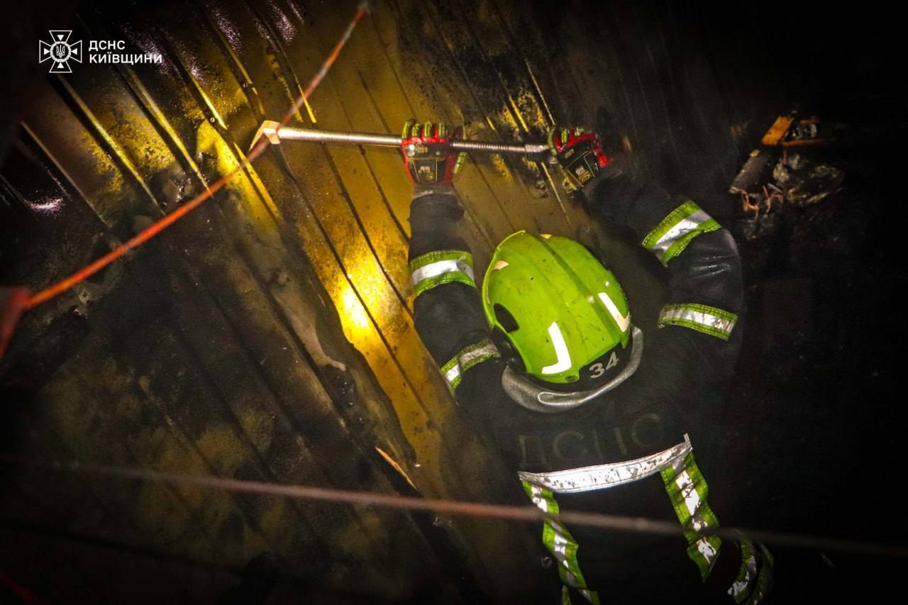 Під Києвом сталася масштабна пожежа на території СТО. Подробиці та фото