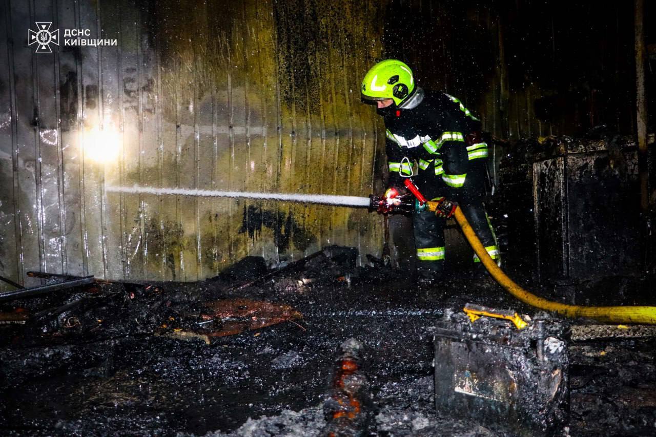 Під Києвом сталася масштабна пожежа на території СТО. Подробиці та фото