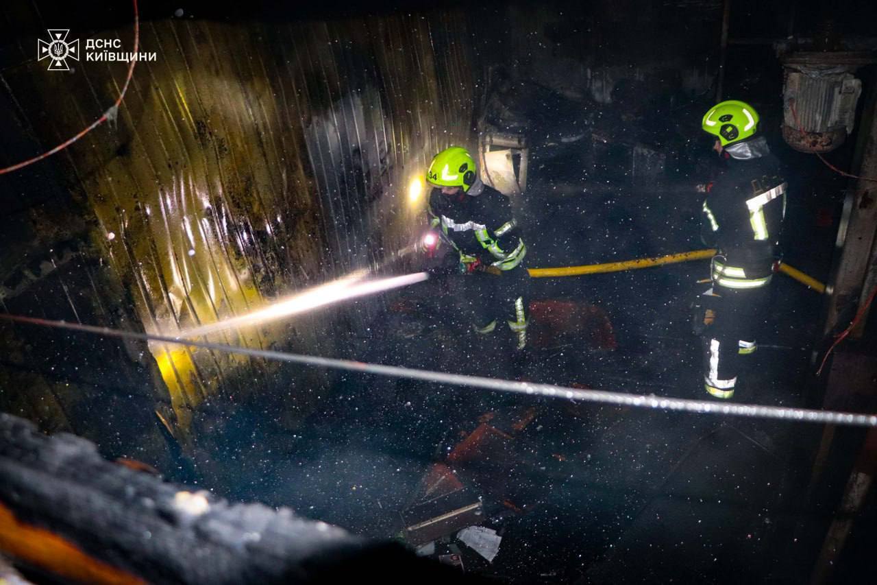 Під Києвом сталася масштабна пожежа на території СТО. Подробиці та фото