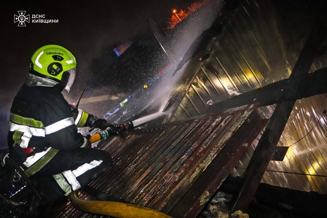 Під Києвом сталася масштабна пожежа на території СТО. Подробиці та фото