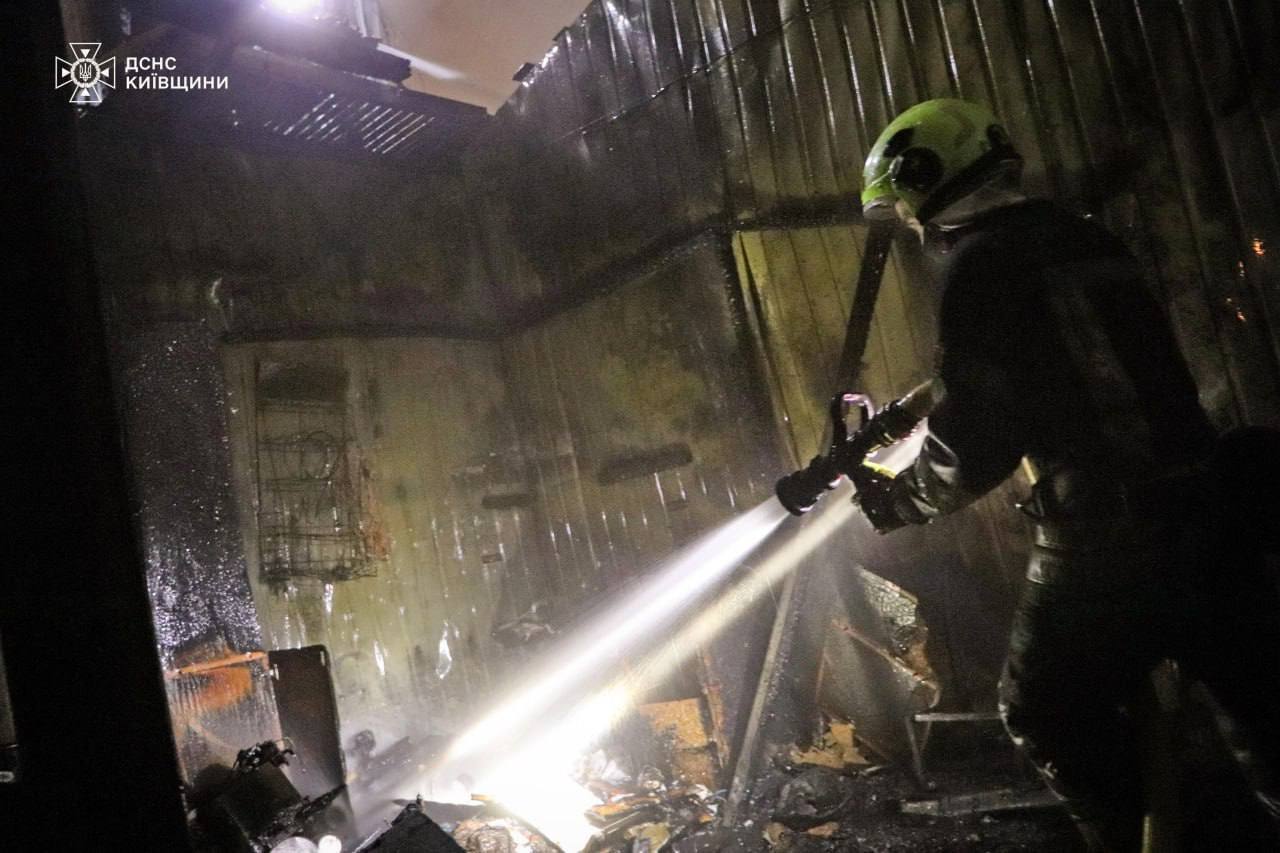 Під Києвом сталася масштабна пожежа на території СТО. Подробиці та фото