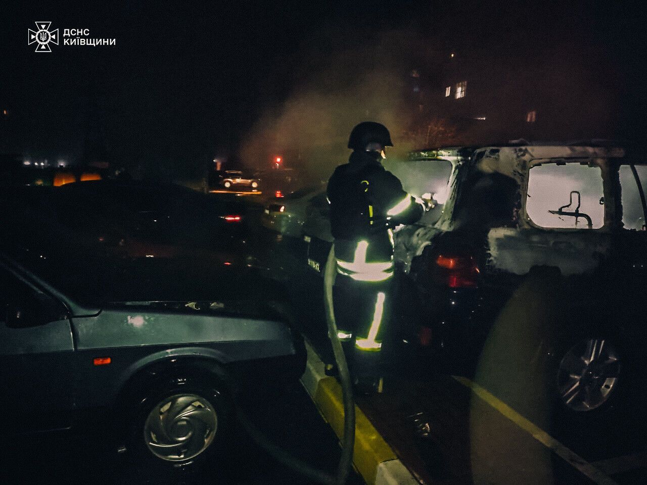Под Киевом ночью произошел пожар на автопарковке: огнем повреждено пять машин. Фото и подробности