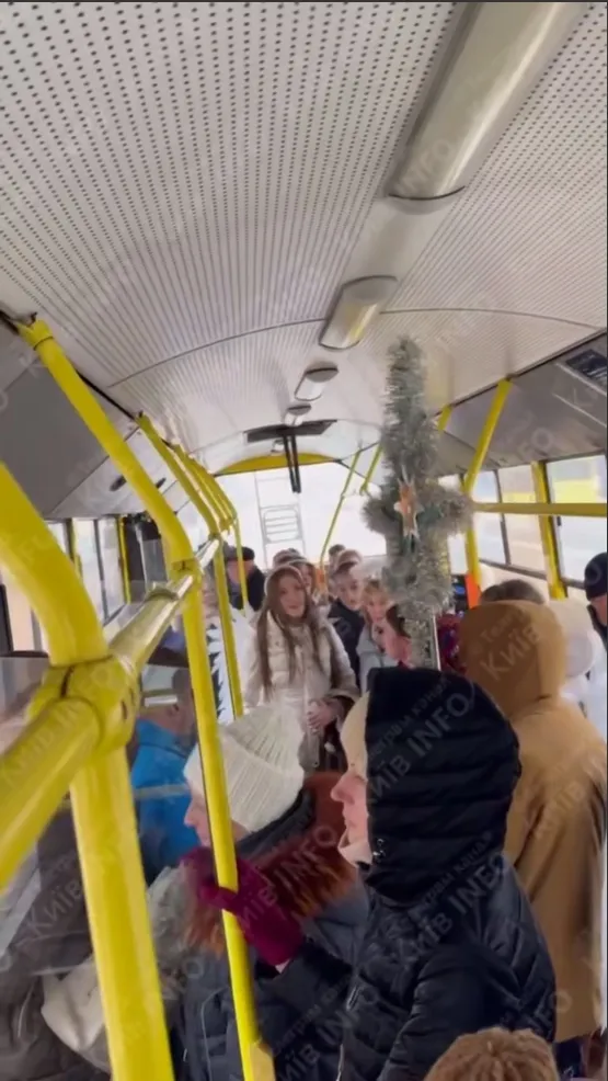 Праздничная Рождественская атмосфера: в киевском троллейбусе молодёжь исполнила известную украинскую колядку. Видео dqxikeidqxitkant