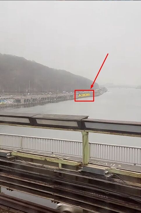 У Києві на набережній Дніпра з’явилось графіті, присвячене захисникам Маріуполя. Відео dqxikeidqxitkant