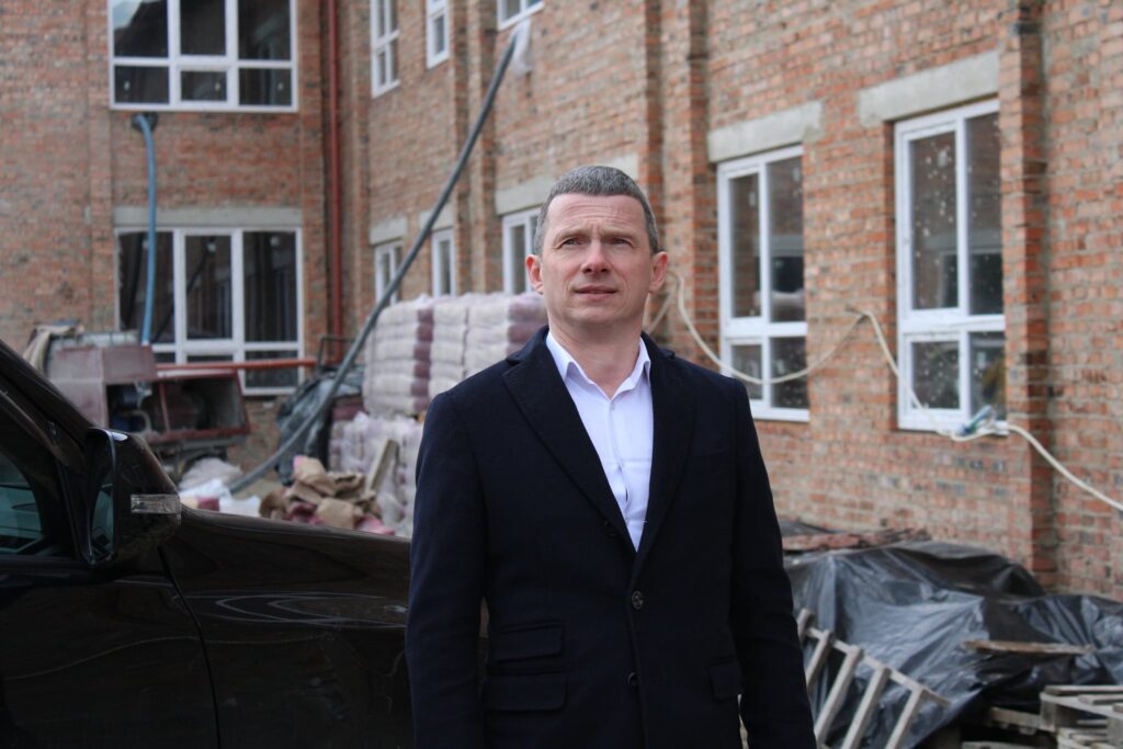 Владимир Доманский всего пять лет возглавлял Брюховичи, однако его семья за это время успела накопить много недвижимости (фото Facebook)