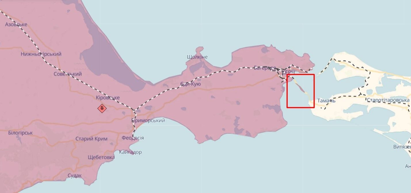 Біля Керченського мосту з’явилися нові баржі: у мережі розкрили задум окупантів