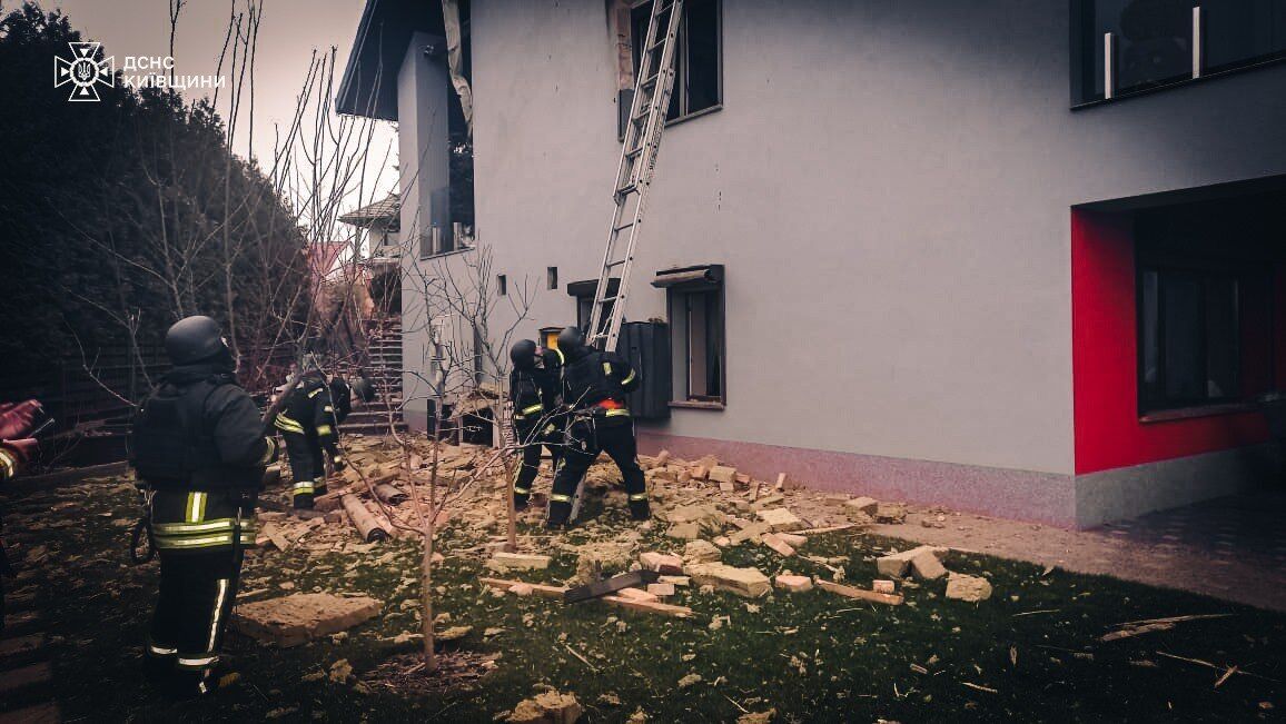 The house was damaged, and there is a victim: KRMA reported on the consequences of the Russian attack on Kyiv region. Photo and video dqxikeidqxiqqeant
