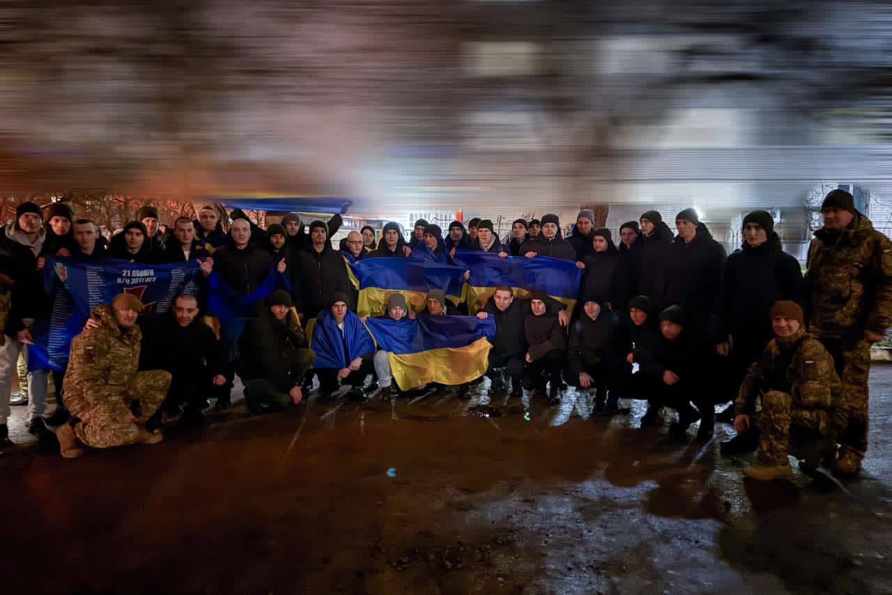 Со слезами и объятиями: в Нацгвардии показали эмоциональные кадры возвращения украинцев из российского плена. Видео dqxikeidqxitkant