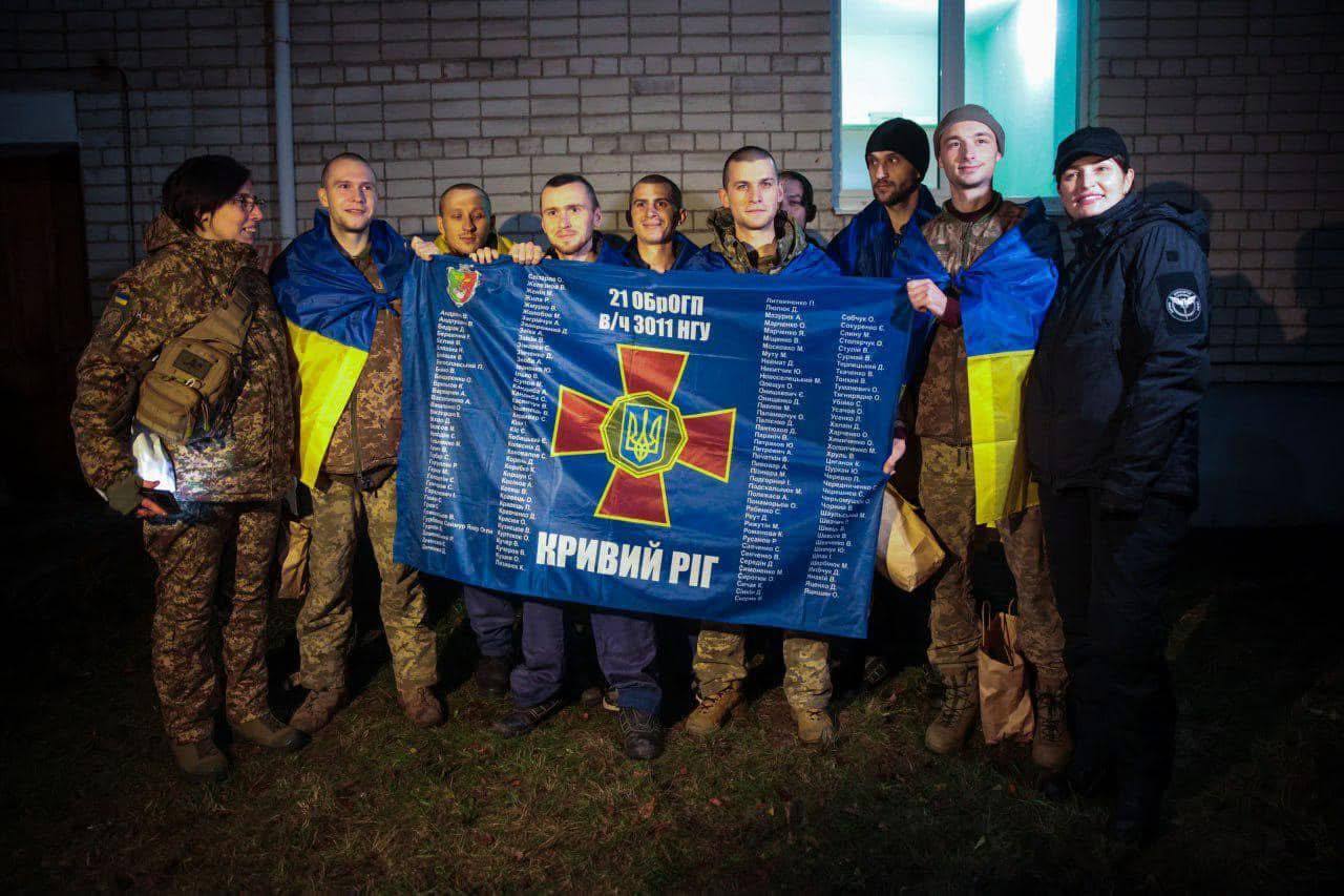 Со слезами и объятиями: в Нацгвардии показали эмоциональные кадры возвращения украинцев из российского плена. Видео