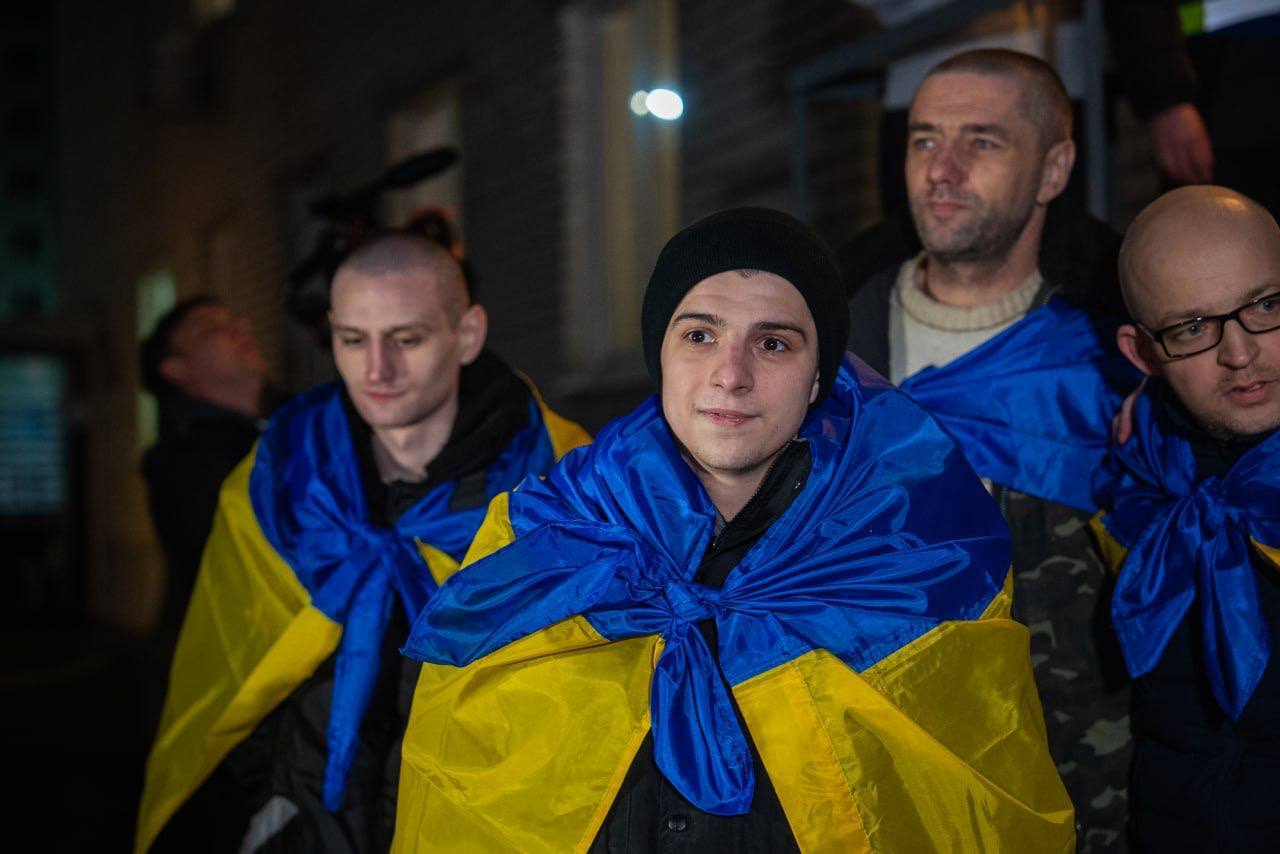 Со слезами и объятиями: в Нацгвардии показали эмоциональные кадры возвращения украинцев из российского плена. Видео