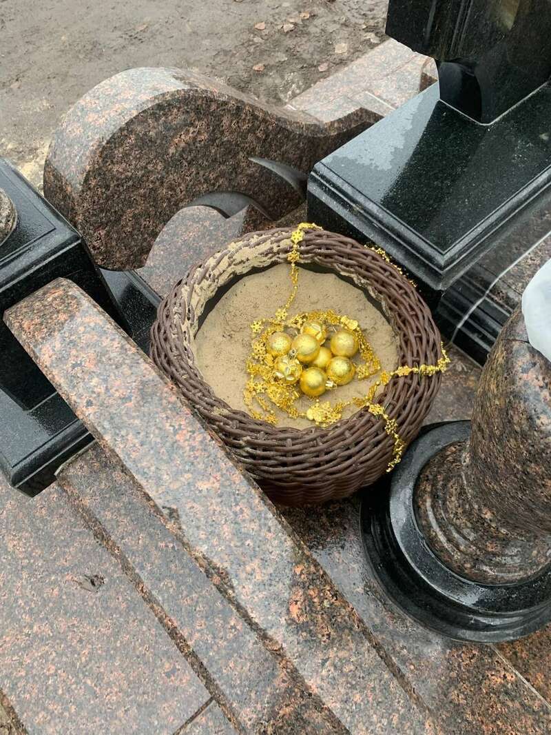 На кладбище в Рокитном неизвестные похитили елки с могил бойцов ВСУ. Фото