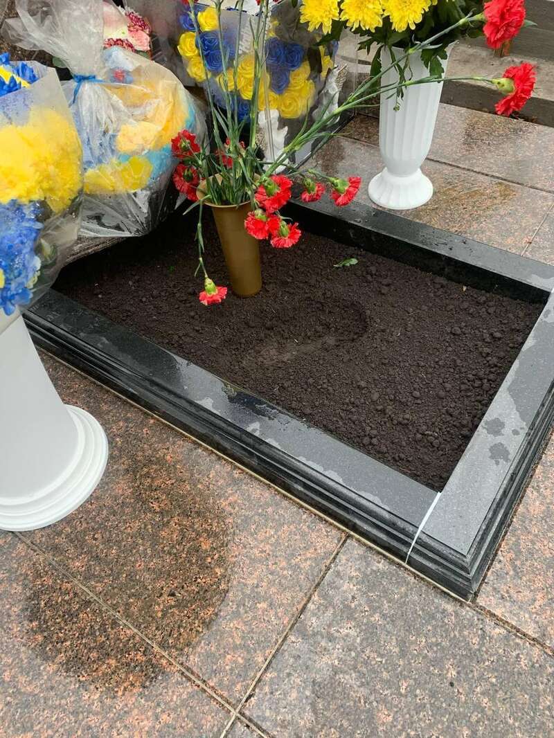 На кладбище в Рокитном неизвестные похитили елки с могил бойцов ВСУ. Фото