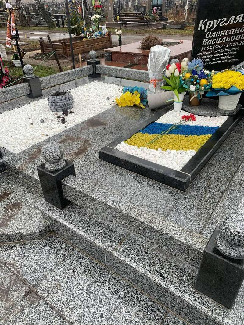 На кладбище в Рокитном неизвестные похитили елки с могил бойцов ВСУ. Фото