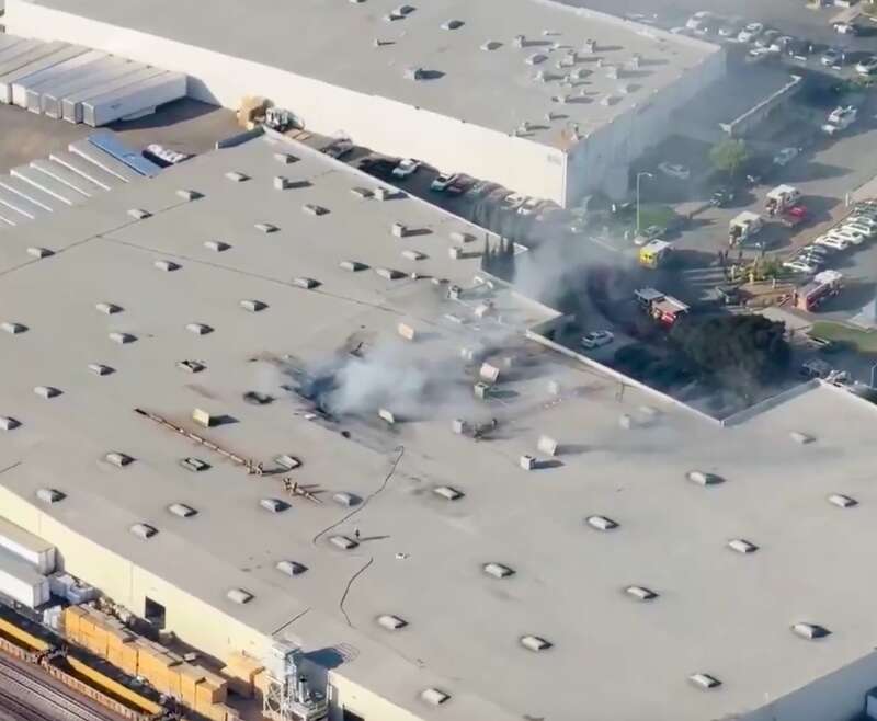 У Каліфорнії літак врізався у будівлю: двоє загиблих та багато постраждалих. Відео