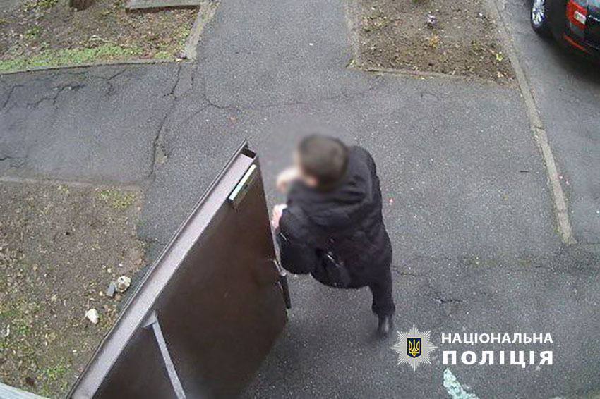 Пограбував пенсіонера в ліфті багатоповерхівки: у Києві затримали рецидивіста. Фото