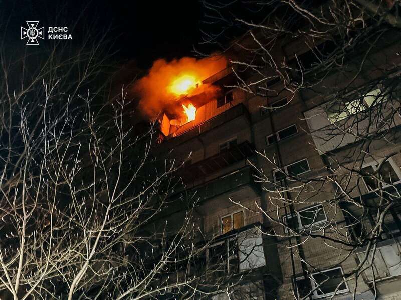 У Києві під час пожежі загинуло двоє людей: роботу рятувальників ускладнила захаращеність помешкання. Фото dqxikeidqxitkant
