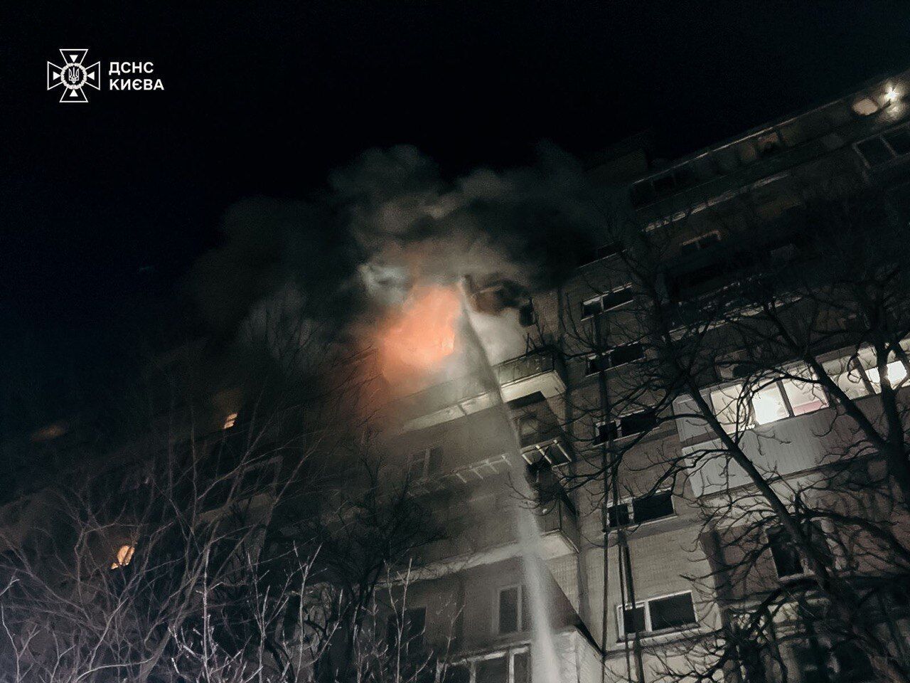 У Києві під час пожежі загинуло двоє людей: роботу рятувальників ускладнила захаращеність помешкання. Фото