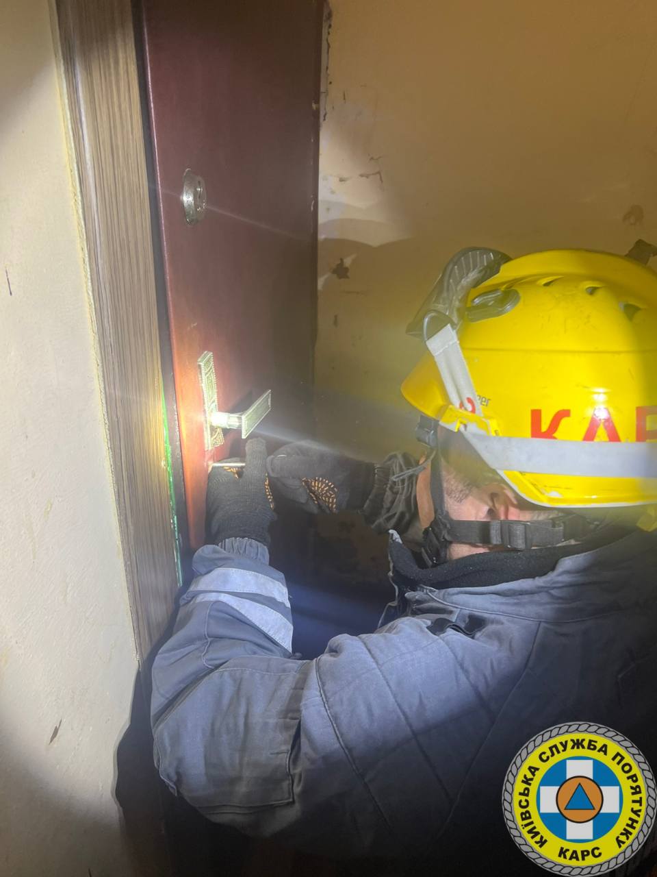 У Києві немовля кілька днів провело у замкненій квартирі, поліція розшукує 16-річну матір (оновлено) фото 1 dqxikeidqxitkant