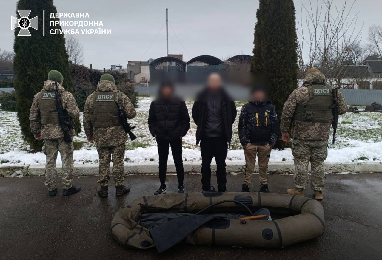 Paid $8500: border guards detained a man who tried to cross the Tisa on a rubber boat. Photo dqxikeidqxitkant