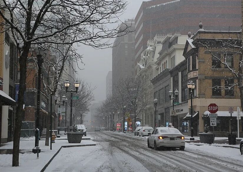 Аномальный арктический циклон накрыл США: закрыты школы, отменены авиарейсы, погибли люди. Фото и видео
