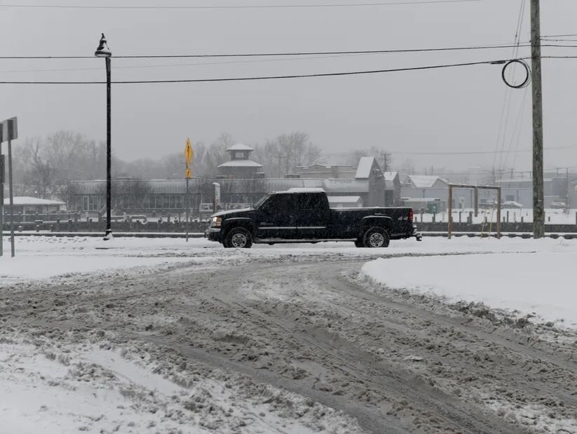 Аномальный арктический циклон накрыл США: закрыты школы, отменены авиарейсы, погибли люди. Фото и видео