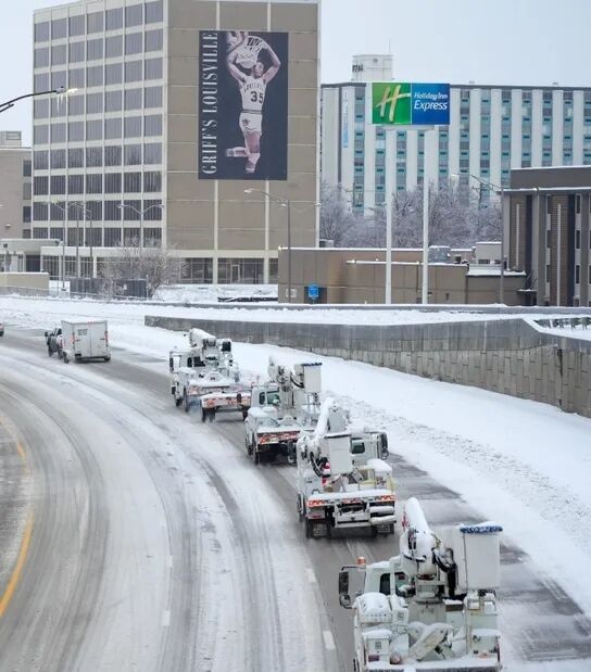 Аномальный арктический циклон накрыл США: закрыты школы, отменены авиарейсы, погибли люди. Фото и видео