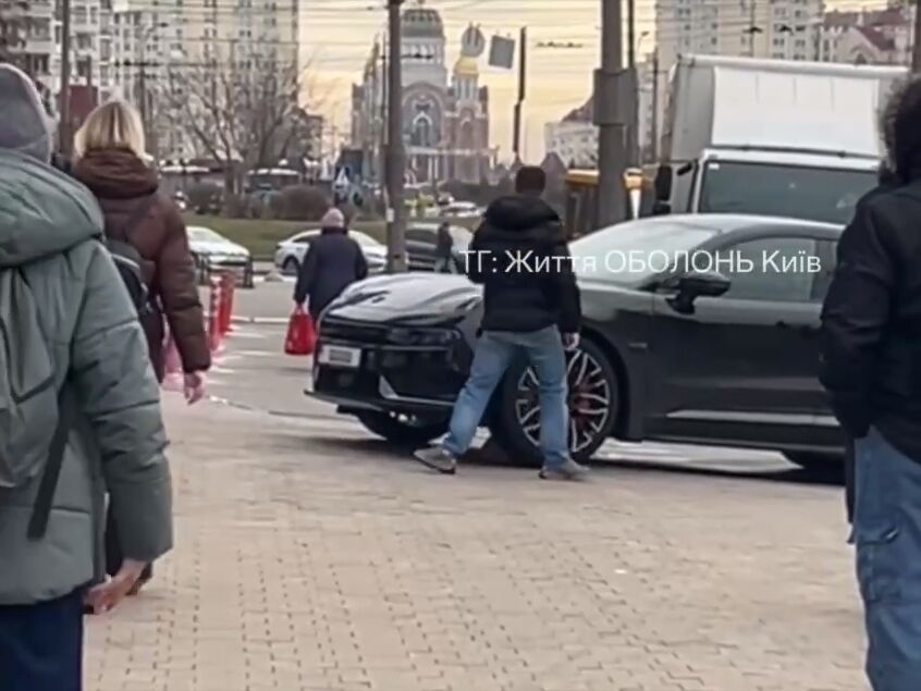 Моментальна карма: у Києві водій елітного електромобіля застряг на антипаркувальній півсфері. Відео
