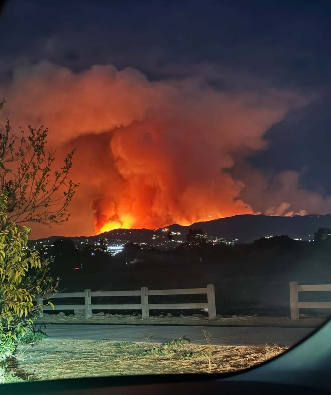 У Каліфорнії продовжують вирувати лісові пожежі: повідомляють про 11 загиблих внаслідок стихії. Фото й відео