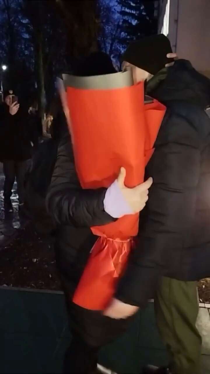 Звільнений з полону 30 грудня захисник острова Зміїний освідчився коханій: що відповіла дівчина. Відео dqxikeidqxitkant