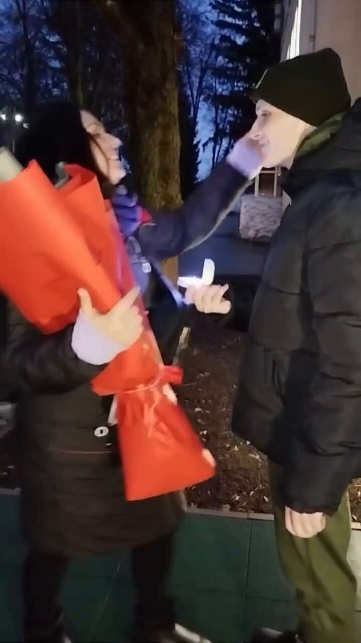 Звільнений з полону 30 грудня захисник острова Зміїний освідчився коханій: що відповіла дівчина. Відео