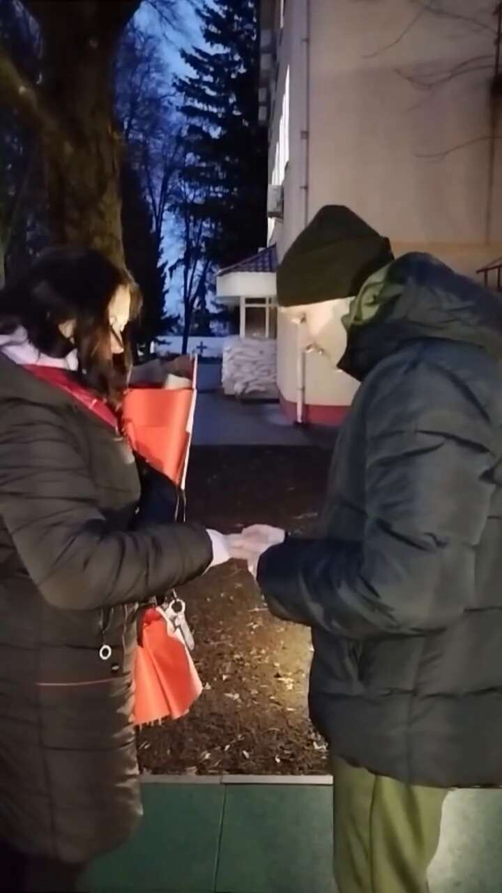 Звільнений з полону 30 грудня захисник острова Зміїний освідчився коханій: що відповіла дівчина. Відео