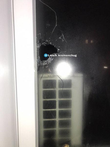 Розбите скло після прольоту кулі Розбите скло після прольоту кулі