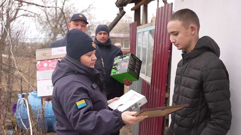 Навпомацки виніс на руках: на Миколаївщині 16-річний хлопець врятував молодшого брата на пожежі. Відео