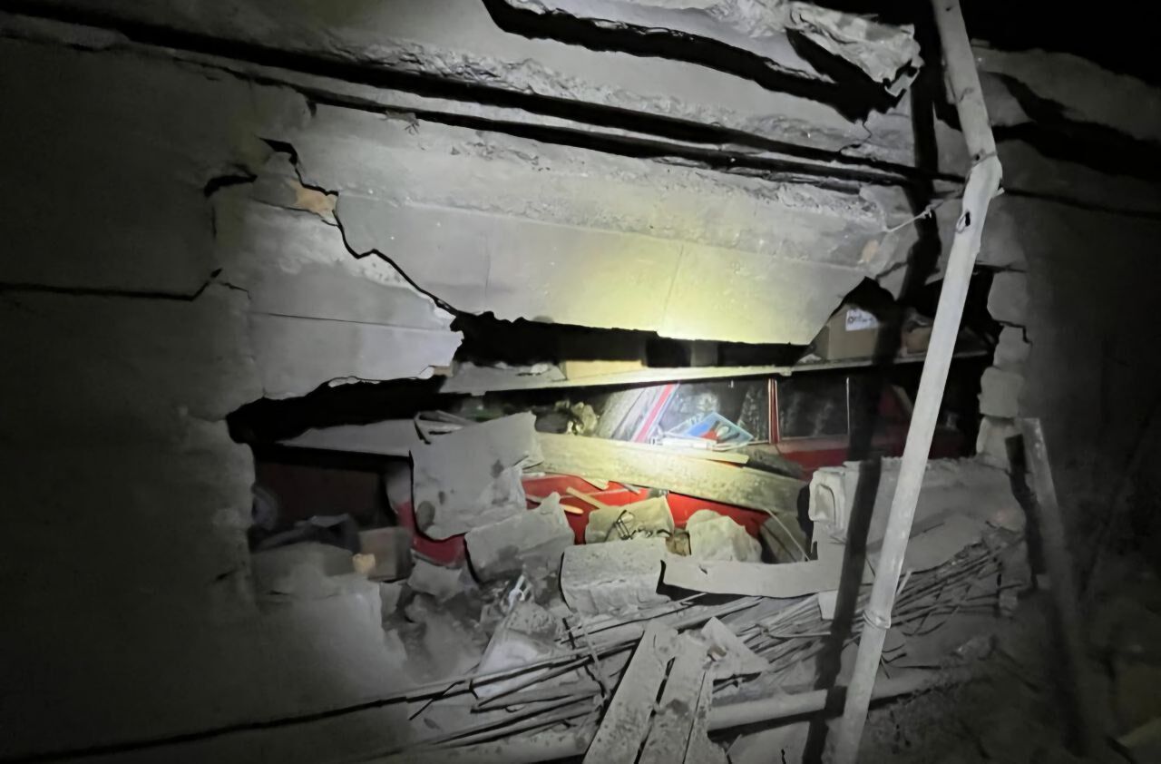 Russian troops shelled Nikopol with MLRS: a woman died, one person injured, significant destruction. Photo