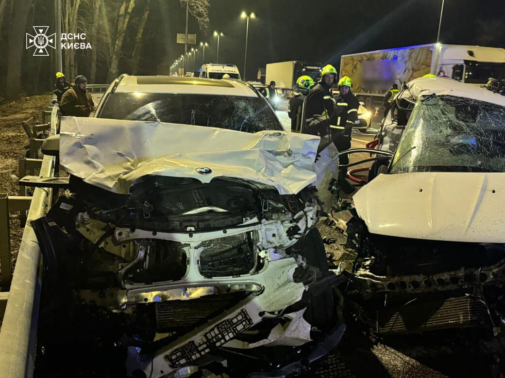 У Києві на Житомирській трасі внаслідок ДТП загинуло двоє осіб. Подробиці трагедії та фото