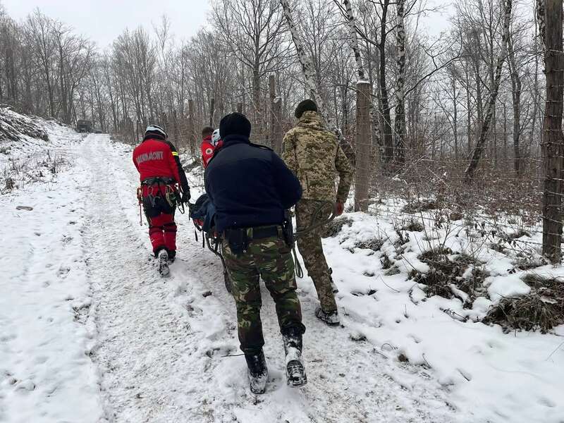 Шукали майже 5 годин: прикордонники підняли з прірви непритомного закарпатця, який хотів втекти за кордон. Фото й відео dqxikeidqxitkant