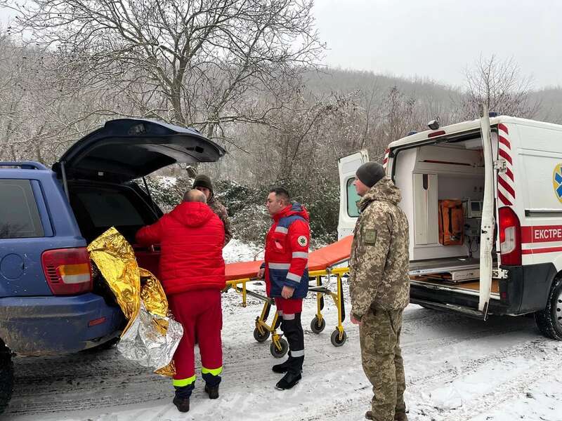 Шукали майже 5 годин: прикордонники підняли з прірви непритомного закарпатця, який хотів втекти за кордон. Фото й відео