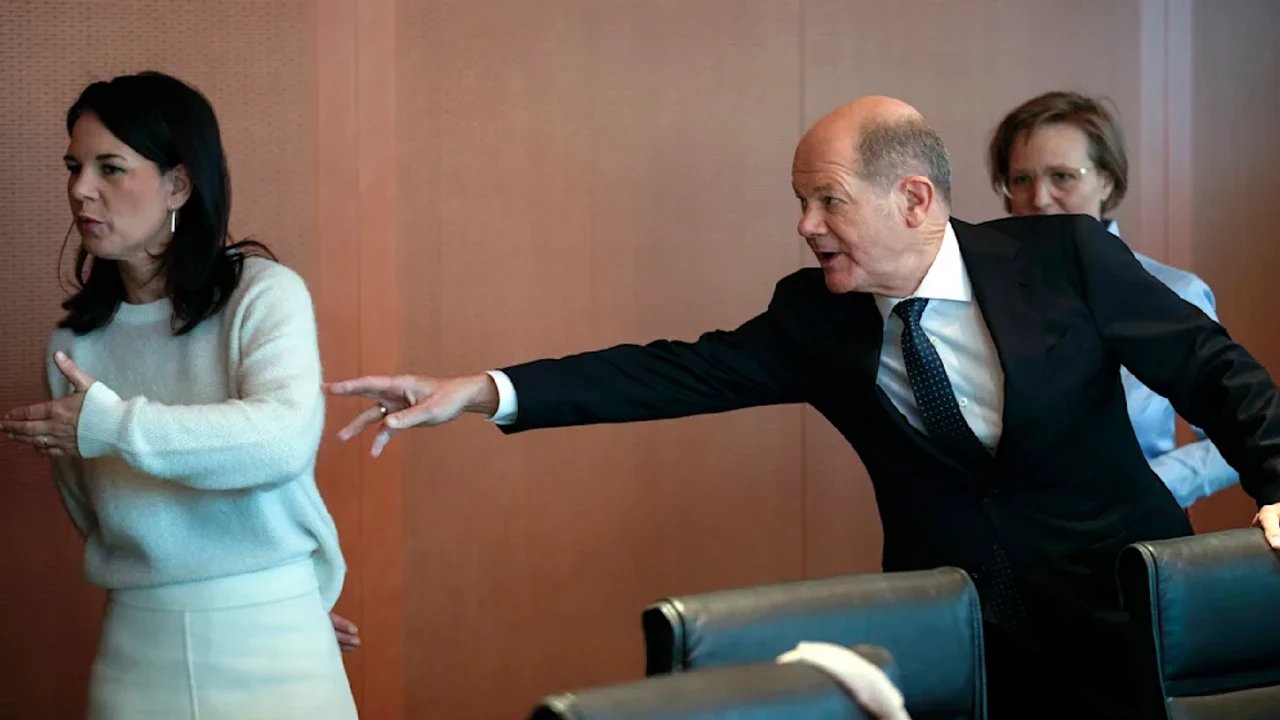 У мережі з’явилися фотографії, де Бербок нібито "тікає" від Шольца. Міністр це заперечила dqxikeidqxitkant