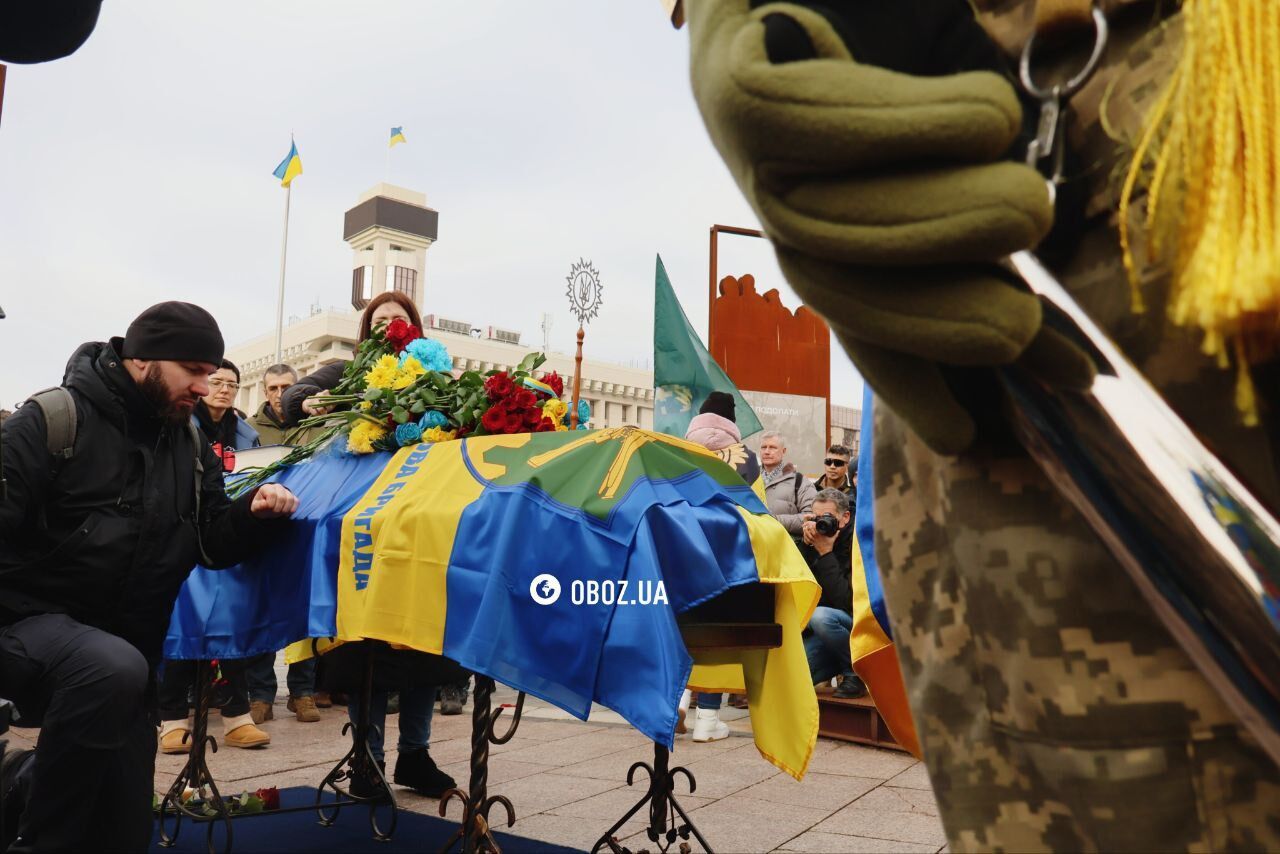 В Киеве на Майдане попрощались с военным фотографом и оператором Русланом Ганущаком. Фото и видео